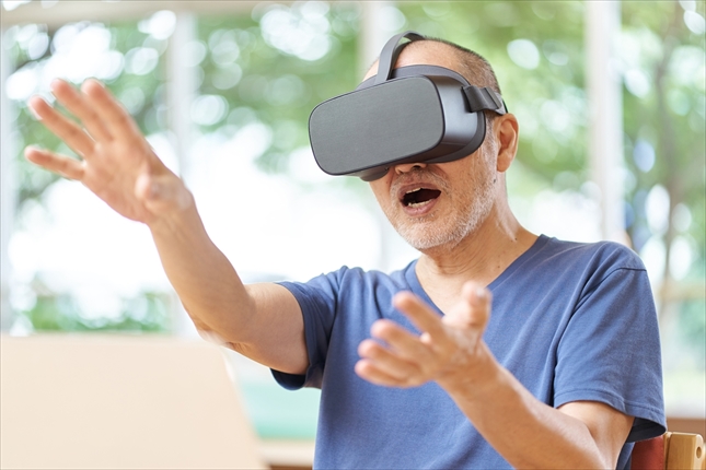VRゴーグルでコンテンツを体験する高齢の男性
