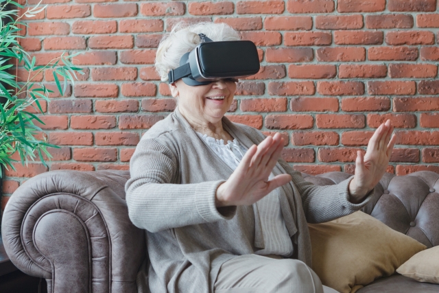 VRゴーグルを着けて体験を楽しむ高齢の女性